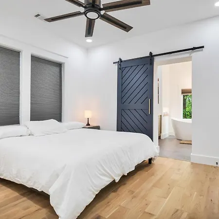 Elegant City Getaway With King Beds And Luxe Bath!